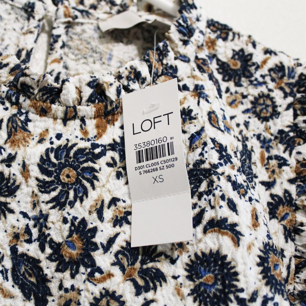 NWT LOFT Floral Textured Ruffle Puff Sleeve Top - Picture 3 of 6